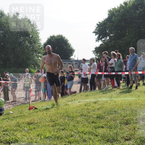 15.06.2025 - 27. Vierlanden-Triathlon KatJ http://msf.ph/oto/7978373 15.06.2025 08:39:58 Schwimmen 3 meine-sportfotos.de