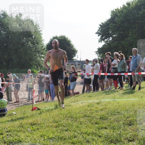 15.06.2025 - 27. Vierlanden-Triathlon KatJ http://msf.ph/oto/7978377 15.06.2025 08:39:58 Schwimmen 3 meine-sportfotos.de