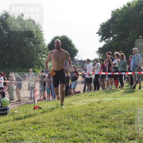 15.06.2025 - 27. Vierlanden-Triathlon KatJ http://msf.ph/oto/7978380 15.06.2025 08:39:59 Schwimmen 3 meine-sportfotos.de