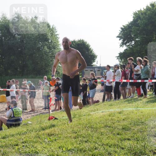 15.06.2025 - 27. Vierlanden-Triathlon KatJ http://msf.ph/oto/7978389 15.06.2025 08:39:59 Schwimmen 3 meine-sportfotos.de