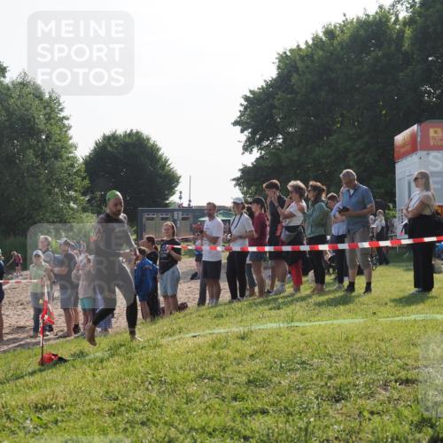 15.06.2025 - 27. Vierlanden-Triathlon KatJ http://msf.ph/oto/7978406 15.06.2025 08:40:18 Schwimmen 67, 82 meine-sportfotos.de