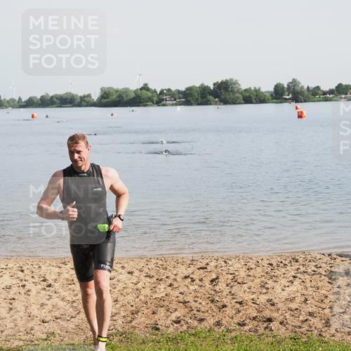 21.06.2025 - 27. Vierlanden-Triathlon MichiJ http://msf.ph/oto/7978420 15.06.2026 08:48:56 Schwimmen 115, 144 meine-sportfotos.de