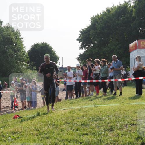 15.06.2025 - 27. Vierlanden-Triathlon KatJ http://msf.ph/oto/7978421 15.06.2025 08:40:18 Schwimmen 67, 82 meine-sportfotos.de