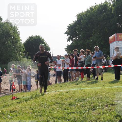15.06.2025 - 27. Vierlanden-Triathlon KatJ http://msf.ph/oto/7978426 15.06.2025 08:40:19 Schwimmen 67, 82 meine-sportfotos.de
