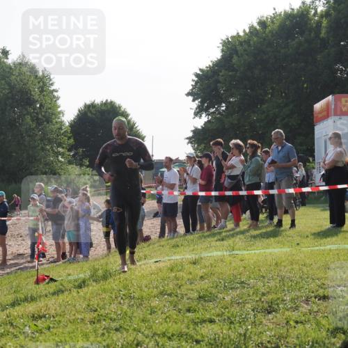 15.06.2025 - 27. Vierlanden-Triathlon KatJ http://msf.ph/oto/7978430 15.06.2025 08:40:19 Schwimmen 67, 82 meine-sportfotos.de