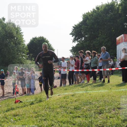 15.06.2025 - 27. Vierlanden-Triathlon KatJ http://msf.ph/oto/7978433 15.06.2025 08:40:19 Schwimmen 67, 82 meine-sportfotos.de