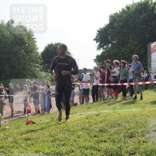 15.06.2025 - 27. Vierlanden-Triathlon KatJ http://msf.ph/oto/7978436 15.06.2025 08:40:19 Schwimmen 67, 82 meine-sportfotos.de