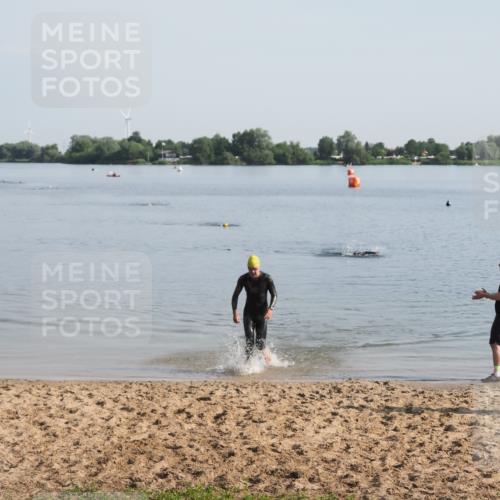 21.06.2025 - 27. Vierlanden-Triathlon MichiJ http://msf.ph/oto/7978437 15.06.2026 08:49:39 Schwimmen 172 meine-sportfotos.de