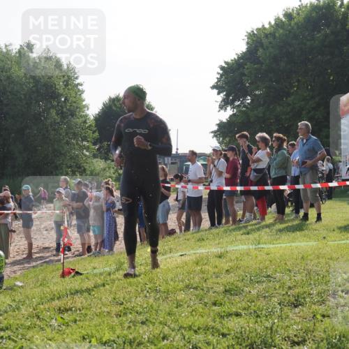 15.06.2025 - 27. Vierlanden-Triathlon KatJ http://msf.ph/oto/7978439 15.06.2025 08:40:20 Schwimmen 67, 82 meine-sportfotos.de