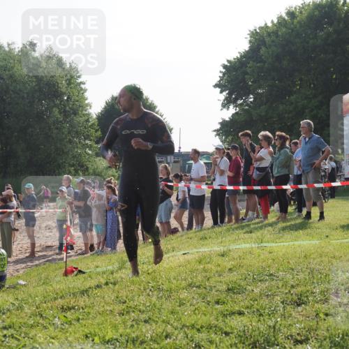 15.06.2025 - 27. Vierlanden-Triathlon KatJ http://msf.ph/oto/7978442 15.06.2025 08:40:20 Schwimmen 67, 82 meine-sportfotos.de