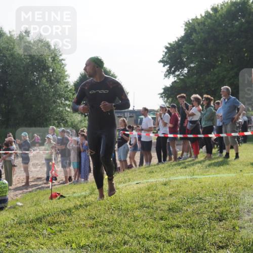 15.06.2025 - 27. Vierlanden-Triathlon KatJ http://msf.ph/oto/7978444 15.06.2025 08:40:20 Schwimmen 67, 82 meine-sportfotos.de