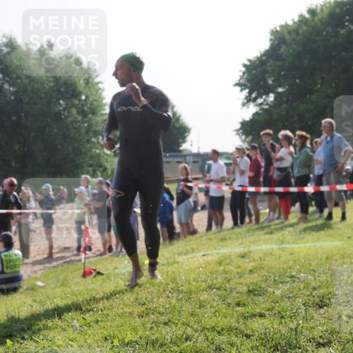 15.06.2025 - 27. Vierlanden-Triathlon KatJ http://msf.ph/oto/7978454 15.06.2025 08:40:20 Schwimmen 67, 82 meine-sportfotos.de