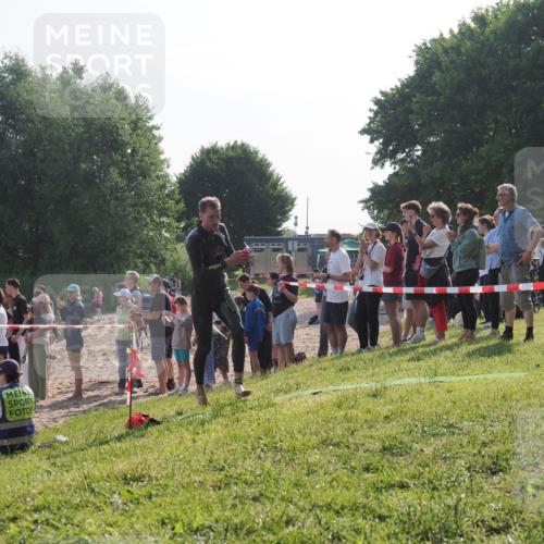 15.06.2025 - 27. Vierlanden-Triathlon KatJ http://msf.ph/oto/7978456 15.06.2025 08:40:21 Schwimmen 67, 82 meine-sportfotos.de