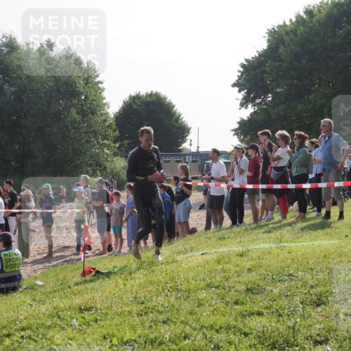 15.06.2025 - 27. Vierlanden-Triathlon KatJ http://msf.ph/oto/7978458 15.06.2025 08:40:22 Schwimmen 67, 82 meine-sportfotos.de
