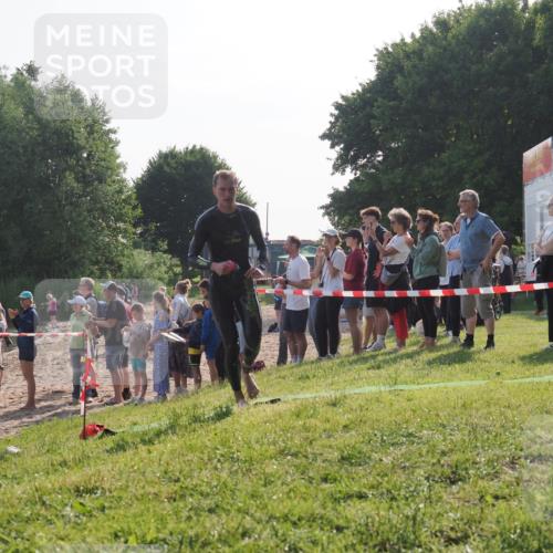15.06.2025 - 27. Vierlanden-Triathlon KatJ http://msf.ph/oto/7978463 15.06.2025 08:40:22 Schwimmen 67, 82 meine-sportfotos.de