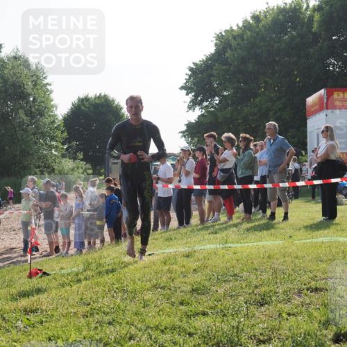 15.06.2025 - 27. Vierlanden-Triathlon KatJ http://msf.ph/oto/7978473 15.06.2025 08:40:22 Schwimmen 67, 82 meine-sportfotos.de