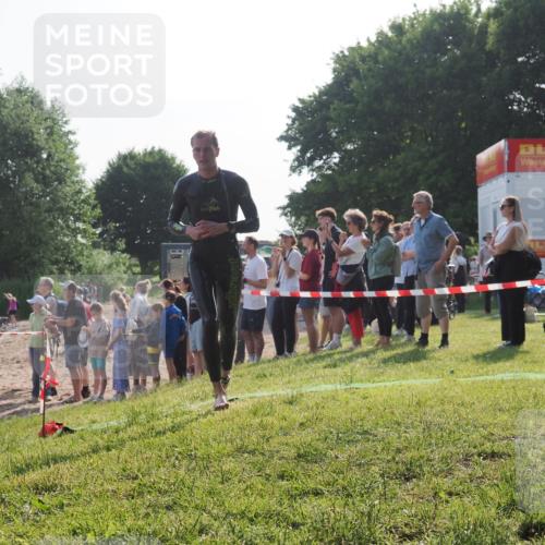 15.06.2025 - 27. Vierlanden-Triathlon KatJ http://msf.ph/oto/7978476 15.06.2025 08:40:22 Schwimmen 67, 82 meine-sportfotos.de