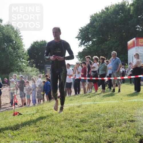 15.06.2025 - 27. Vierlanden-Triathlon KatJ http://msf.ph/oto/7978479 15.06.2025 08:40:23 Schwimmen 67, 82 meine-sportfotos.de