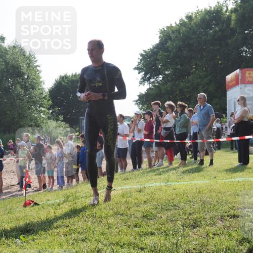 15.06.2025 - 27. Vierlanden-Triathlon KatJ http://msf.ph/oto/7978482 15.06.2025 08:40:23 Schwimmen 67, 82 meine-sportfotos.de