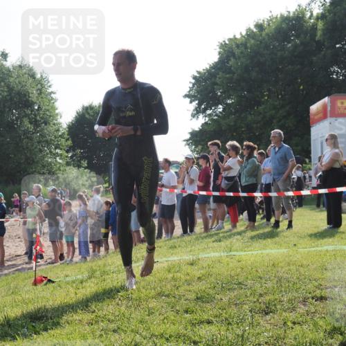 15.06.2025 - 27. Vierlanden-Triathlon KatJ http://msf.ph/oto/7978485 15.06.2025 08:40:23 Schwimmen 67, 82 meine-sportfotos.de