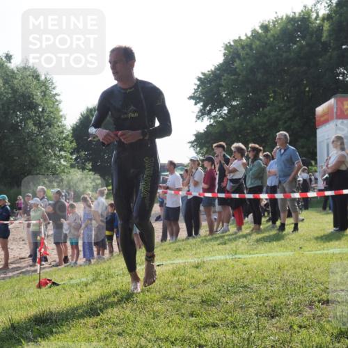 15.06.2025 - 27. Vierlanden-Triathlon KatJ http://msf.ph/oto/7978488 15.06.2025 08:40:23 Schwimmen 67, 82 meine-sportfotos.de