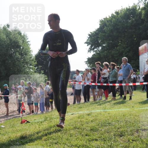 15.06.2025 - 27. Vierlanden-Triathlon KatJ http://msf.ph/oto/7978491 15.06.2025 08:40:24 Schwimmen 67, 82 meine-sportfotos.de