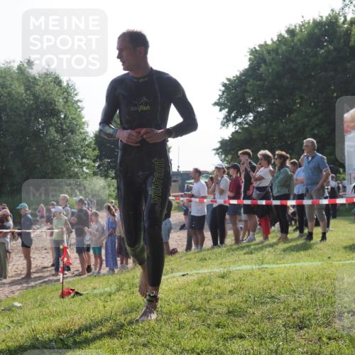 15.06.2025 - 27. Vierlanden-Triathlon KatJ http://msf.ph/oto/7978494 15.06.2025 08:40:24 Schwimmen 67, 82 meine-sportfotos.de