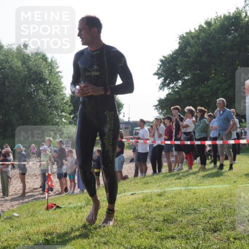 15.06.2025 - 27. Vierlanden-Triathlon KatJ http://msf.ph/oto/7978497 15.06.2025 08:40:24 Schwimmen 67, 82 meine-sportfotos.de