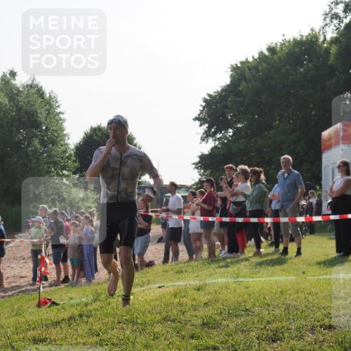 15.06.2025 - 27. Vierlanden-Triathlon KatJ http://msf.ph/oto/7978531 15.06.2025 08:40:36 Schwimmen 7 meine-sportfotos.de
