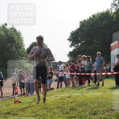 15.06.2025 - 27. Vierlanden-Triathlon KatJ http://msf.ph/oto/7978534 15.06.2025 08:40:36 Schwimmen 7 meine-sportfotos.de