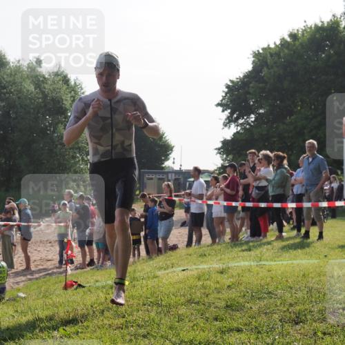 15.06.2025 - 27. Vierlanden-Triathlon KatJ http://msf.ph/oto/7978545 15.06.2025 08:40:37 Schwimmen 7 meine-sportfotos.de
