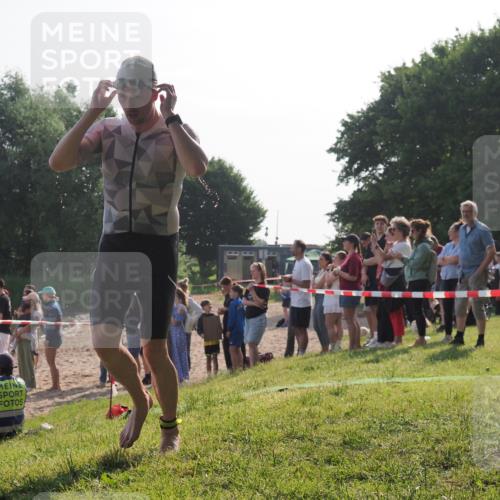 15.06.2025 - 27. Vierlanden-Triathlon KatJ http://msf.ph/oto/7978551 15.06.2025 08:40:37 Schwimmen 7 meine-sportfotos.de