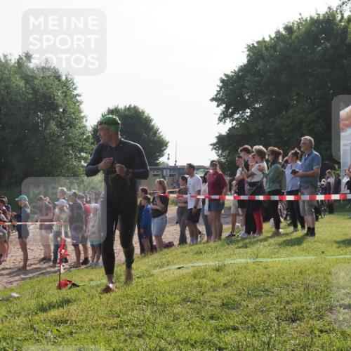 15.06.2025 - 27. Vierlanden-Triathlon KatJ http://msf.ph/oto/7978576 15.06.2025 08:40:46 Schwimmen 5 meine-sportfotos.de
