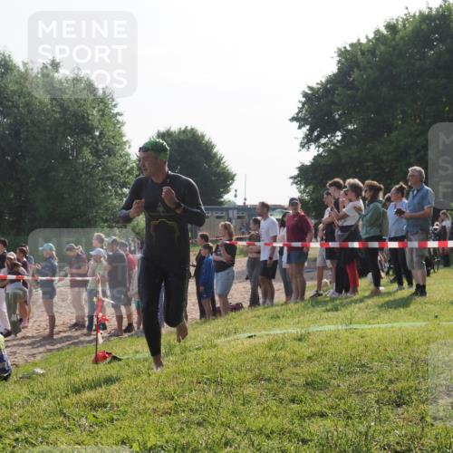 15.06.2025 - 27. Vierlanden-Triathlon KatJ http://msf.ph/oto/7978579 15.06.2025 08:40:46 Schwimmen 5 meine-sportfotos.de