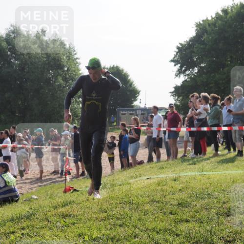 15.06.2025 - 27. Vierlanden-Triathlon KatJ http://msf.ph/oto/7978585 15.06.2025 08:40:46 Schwimmen 5 meine-sportfotos.de