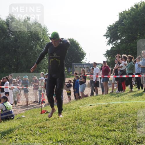 15.06.2025 - 27. Vierlanden-Triathlon KatJ http://msf.ph/oto/7978589 15.06.2025 08:40:46 Schwimmen 5 meine-sportfotos.de