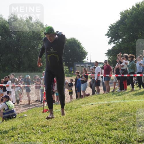 15.06.2025 - 27. Vierlanden-Triathlon KatJ http://msf.ph/oto/7978592 15.06.2025 08:40:46 Schwimmen 5 meine-sportfotos.de