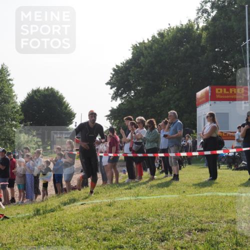 15.06.2025 - 27. Vierlanden-Triathlon KatJ http://msf.ph/oto/7978619 15.06.2025 08:41:01 Schwimmen 99, 114 meine-sportfotos.de