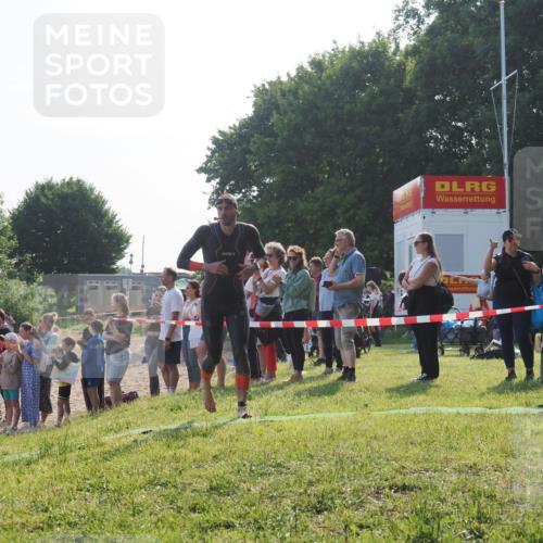 15.06.2025 - 27. Vierlanden-Triathlon KatJ http://msf.ph/oto/7978624 15.06.2025 08:41:02 Schwimmen 99, 114 meine-sportfotos.de
