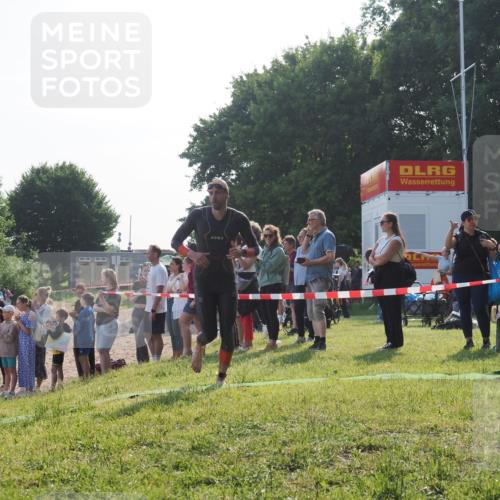 15.06.2025 - 27. Vierlanden-Triathlon KatJ http://msf.ph/oto/7978627 15.06.2025 08:41:02 Schwimmen 99, 114 meine-sportfotos.de
