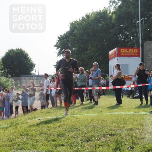 15.06.2025 - 27. Vierlanden-Triathlon KatJ http://msf.ph/oto/7978630 15.06.2025 08:41:02 Schwimmen 99, 114 meine-sportfotos.de
