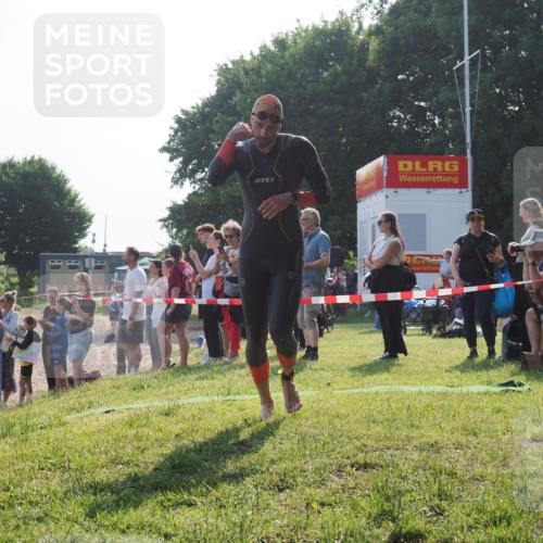 15.06.2025 - 27. Vierlanden-Triathlon KatJ http://msf.ph/oto/7978645 15.06.2025 08:41:03 Schwimmen 99, 114, 129 meine-sportfotos.de
