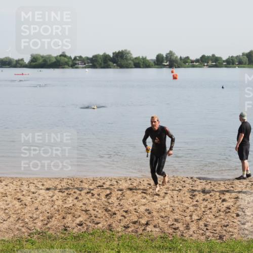 21.06.2025 - 27. Vierlanden-Triathlon MichiJ http://msf.ph/oto/7978679 15.06.2026 08:50:33 Schwimmen 143 meine-sportfotos.de