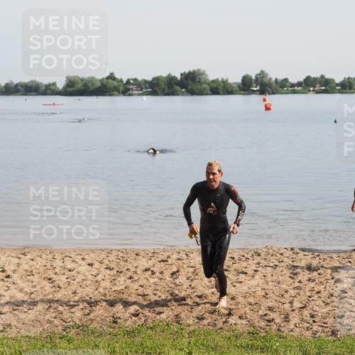 21.06.2025 - 27. Vierlanden-Triathlon MichiJ http://msf.ph/oto/7978724 15.06.2026 08:50:35 Schwimmen 143 meine-sportfotos.de