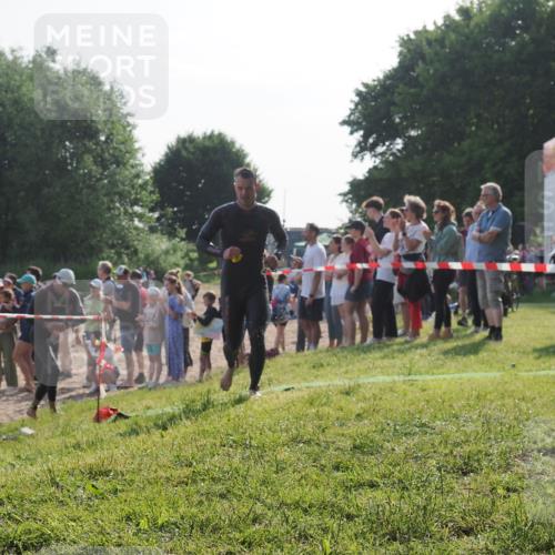 15.06.2025 - 27. Vierlanden-Triathlon KatJ http://msf.ph/oto/7978729 15.06.2025 08:41:12 Schwimmen 22, 99, 109, 114, 129, 138, 147, 176 meine-sportfotos.de