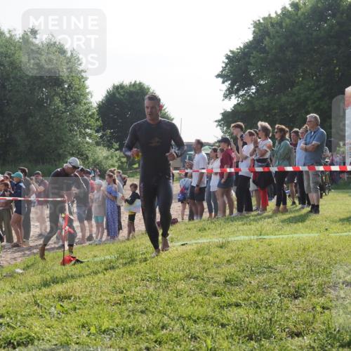 15.06.2025 - 27. Vierlanden-Triathlon KatJ http://msf.ph/oto/7978739 15.06.2025 08:41:12 Schwimmen 22, 99, 109, 114, 129, 138, 147, 176 meine-sportfotos.de