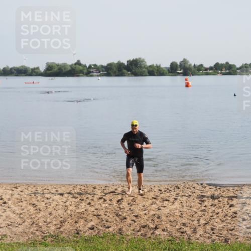 21.06.2025 - 27. Vierlanden-Triathlon MichiJ http://msf.ph/oto/7978766 15.06.2026 08:51:10 Schwimmen 90 meine-sportfotos.de