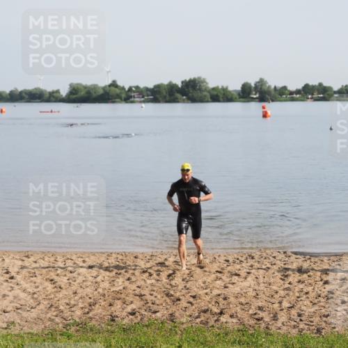 21.06.2025 - 27. Vierlanden-Triathlon MichiJ http://msf.ph/oto/7978769 15.06.2026 08:51:10 Schwimmen 90 meine-sportfotos.de