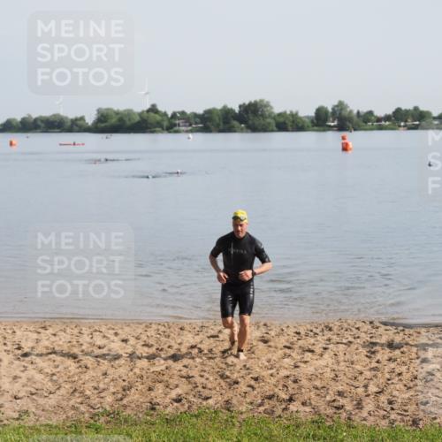 21.06.2025 - 27. Vierlanden-Triathlon MichiJ http://msf.ph/oto/7978782 15.06.2026 08:51:11 Schwimmen 90 meine-sportfotos.de