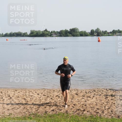 21.06.2025 - 27. Vierlanden-Triathlon MichiJ http://msf.ph/oto/7978797 15.06.2026 08:51:11 Schwimmen 90 meine-sportfotos.de